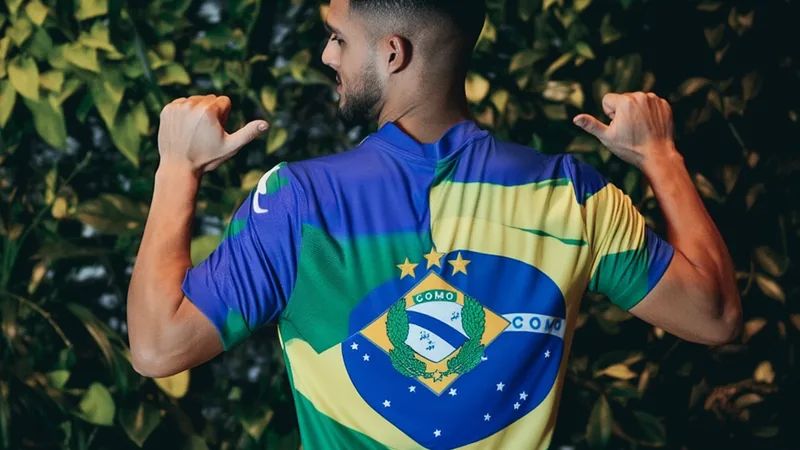 Como football club logo with Brazilian flag colors, representing their pursuit of Brazilian fullbacks Yan Couto and Kaiki.
