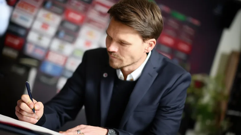 RB Salzburg agree deal to appoint Danny Röhl as head coach Danny Röhl, new head coach of RB Salzburg, signing contract
