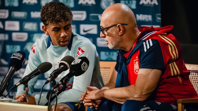 Spain coach Luis de la Fuente speaking at a press conference about Lamine Yamal and comparisons to Lionel Messi. — latest news and analysis.
