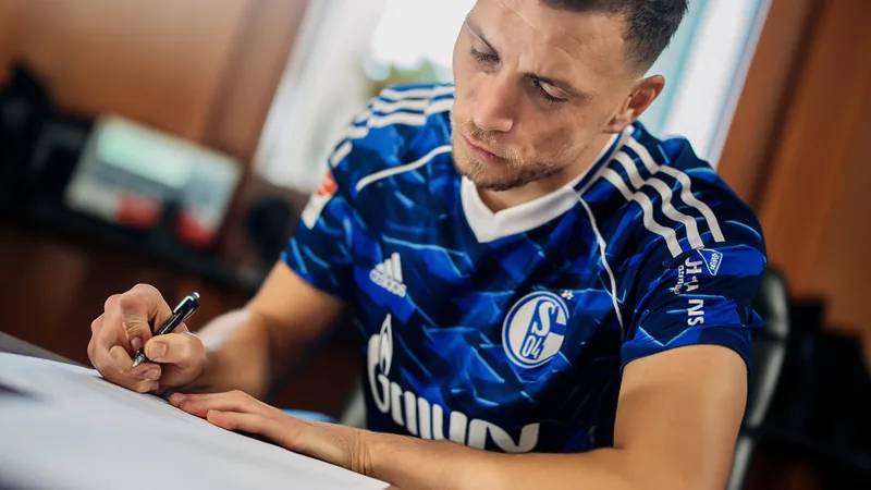Edin Dzeko in Schalke 04 kit, signing a new contract with the club until 2027.