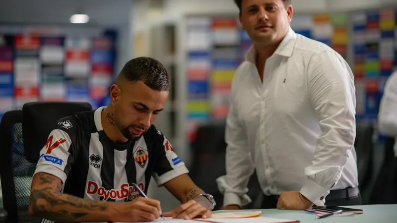 Hamza Bellari joins Castellón from Valencia until 2029 Hamza Bellari signing a contract with Castellón