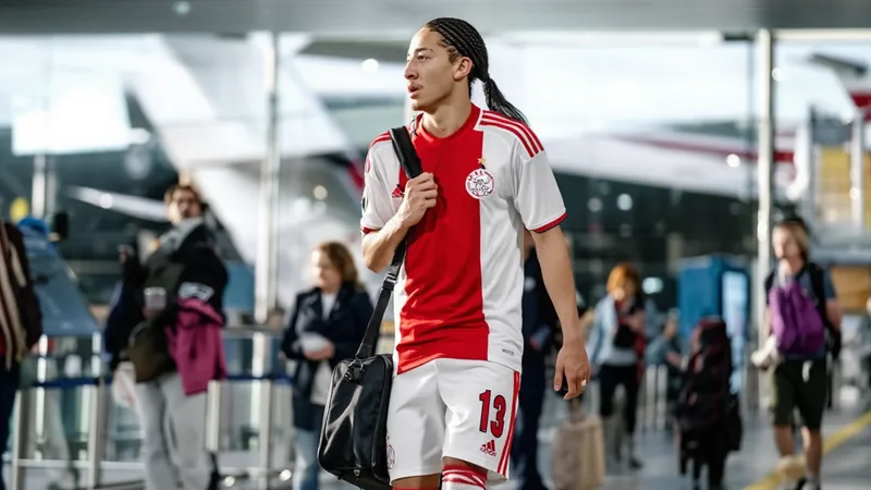 Kian Fitz-Jim in Ajax kit, traveling to Italy to sign with Torino for €3 million.