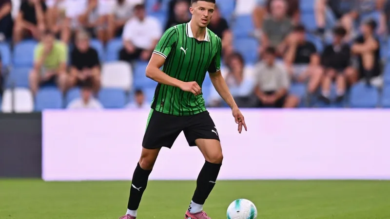 Leeds United join race for Tarek Muharemović Tarek Muharemović in action for Sassuolo, with Leeds United, Bournemouth, and Sunderland interested. — latest news and analysis.