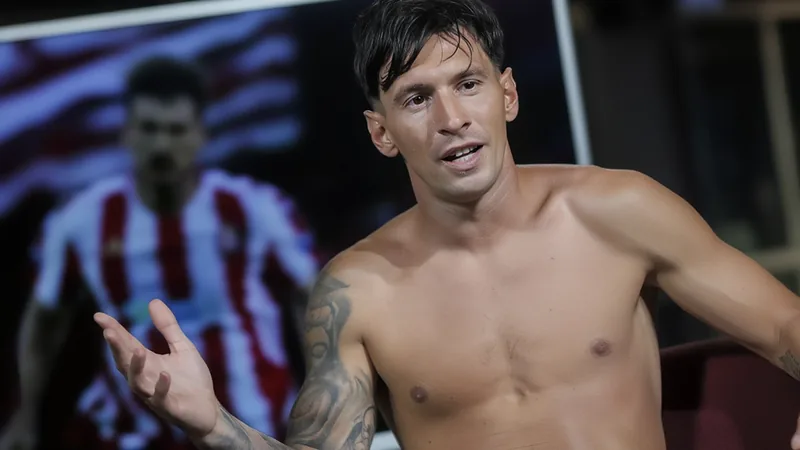Lisandro Martínez: Messi is the best in history, an example of Lisandro Martínez speaking in an interview, with Lionel Messi in the background on a screen. — latest news and analysis.