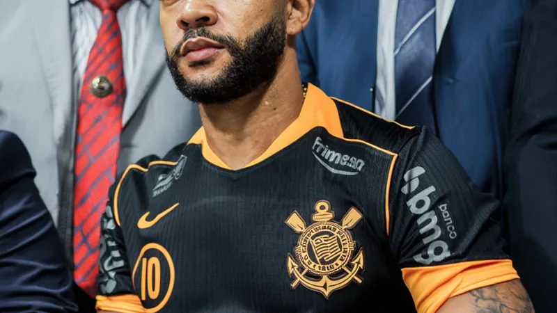 Memphis Depay in Corinthians kit, signing contract with club officials