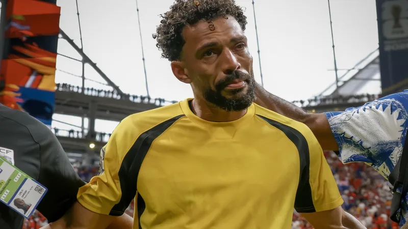Vozinha Signs Contract as New Colo Colo Goalkeeper Vozinha, Cape Verdean goalkeeper, signs contract with Colo Colo, set to travel to Chile for medical and contract signing.