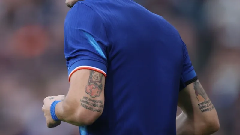 Mykhaylo Mudryk in Chelsea kit during a match