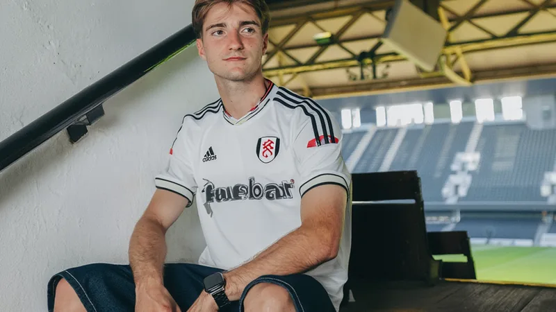 Cesar Palacios in Fulham kit, signing announcement