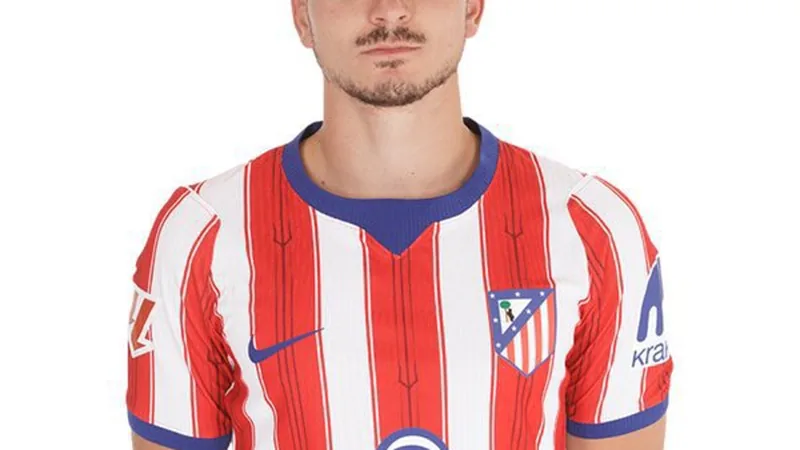 Julián Álvarez Poses in New Atlético Madrid Kit Julián Álvarez wearing the new Atlético Madrid kit for the 2026/27 season.