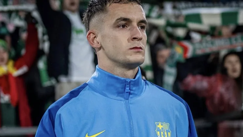 Marc Casadó in Barcelona kit during a match