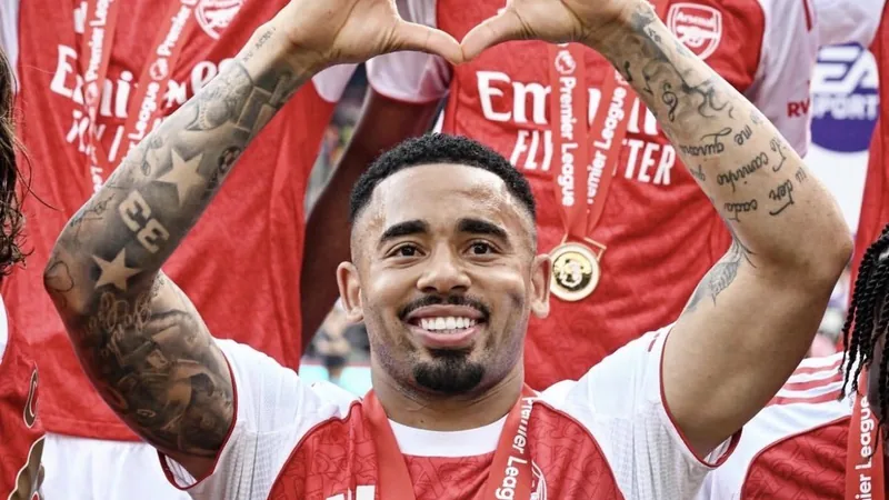 Napoli and Arsenal logos with a football, symbolizing transfer talks for Gabriel Jesus.