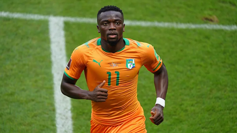 Yan Diomande: Tragödie treibt Ivorer bei WM an — Football World Cup Yan Diomande im ivorischen Trikot auf dem Fußballplatz, der nach einem Dribbling den Ball kontrolliert, mit konzentriertem Blick und entschlossener