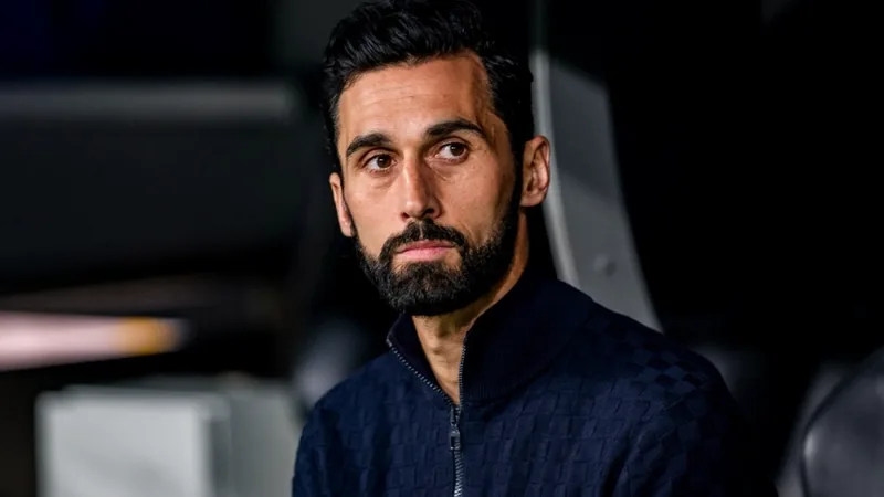 Álvaro Arbeloa kurz vor Übernahme als Fulham-Trainer — Football World Álvaro Arbeloa in Trainingskleidung an der Seitenlinie eines Fußballplatzes, im Hintergrund das Craven Cottage Stadion in London.