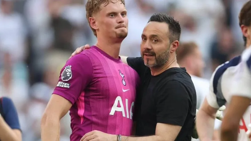 Antonin Kinsky im Tottenham-Trikot beim Abwehren eines Schusses im Stadion, im Hintergrund die jubelnden Fans — latest news and analysis.