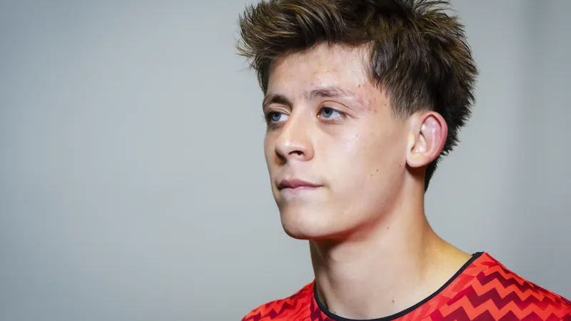 Arda Güler im türkischen Trikot mit gesenktem Kopf auf dem Spielfeld, enttäuschte Fans im Hintergrund — latest news and analysis.