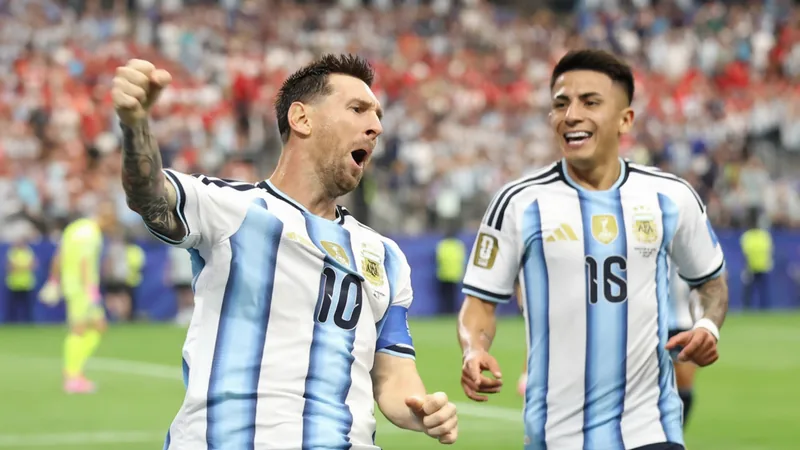 Argentinien 2-0 Österreich: Messi schreibt Geschichte — Football Lionel Messi jubelt nach seinem Tor im WM-Spiel Argentinien gegen Österreich im Dallas Stadium, mit argentinischen Fans im Hintergrund.