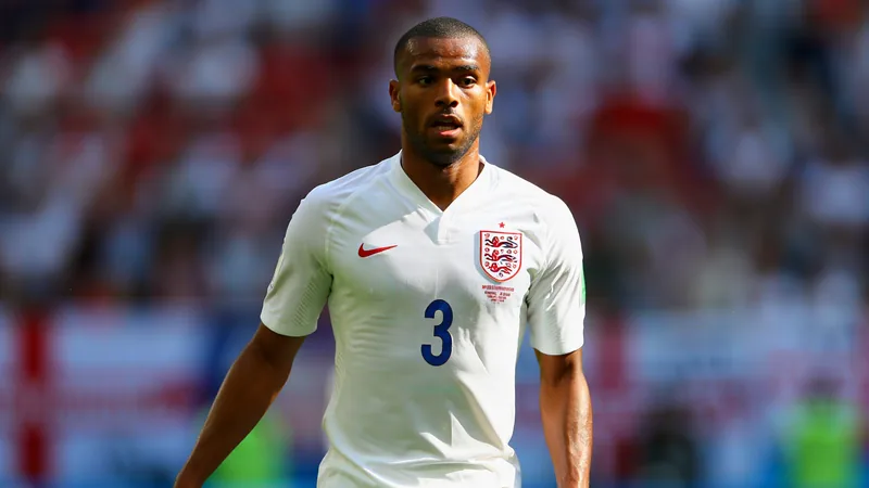 Ashley Cole im englischen Trikot beim Verteidigen gegen einen gegnerischen Stürmer während eines WM-Spiels — latest news and analysis.