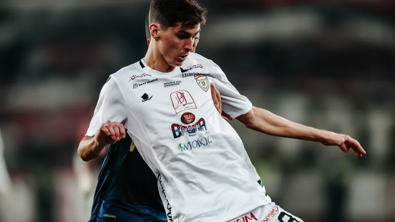 Atalanta vor Verpflichtung von Bayerns Talent Puljic — Football World Ljubo Puljic, ein junger kroatischer Verteidiger, läuft im Trikot des FC Bayern München II auf dem Rasen der Regionalliga Bayern auf und kämpft um