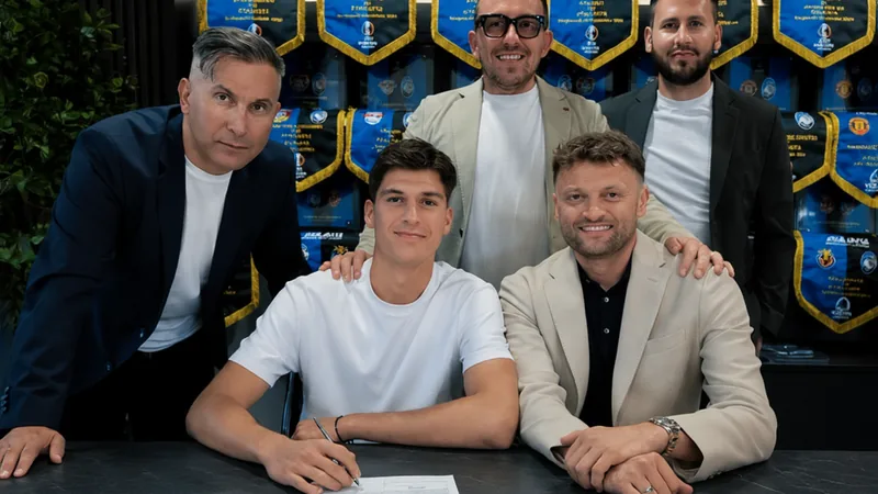 Ljubo Puljic, ein junger kroatischer Innenverteidiger, posiert im Atalanta-Trikot vor dem Stadio Atleti Azzurri d'Italia in Bergamo, umgeben von