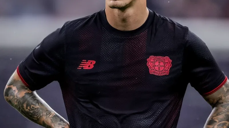 Atlético Madrid vor Verpflichtung von Alejandro Grimaldo — Football Alejandro Grimaldo im Trikot von Bayer Leverkusen beim Dribbling gegen einen Gegenspieler im Stadion — latest news and analysis.