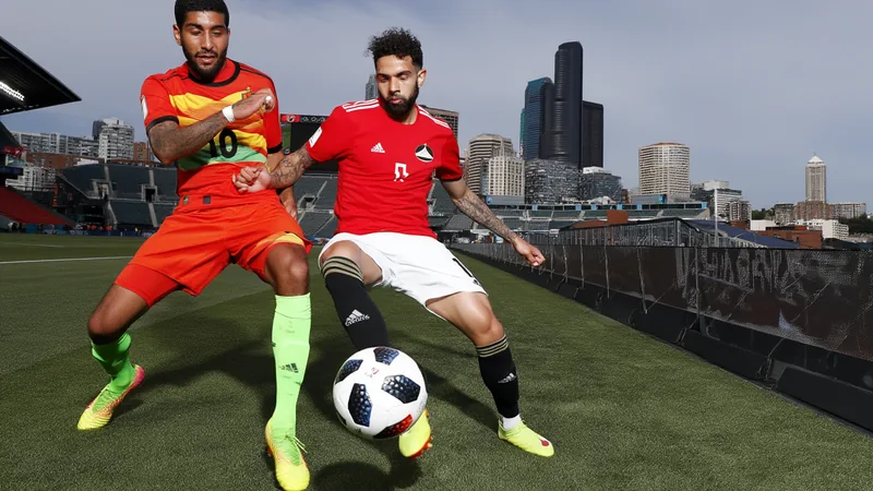 Belgien gegen Ägypten: WM-Gruppenspiel-Vorschau — Football World Cup Fußballstadion in Seattle mit Hufeisenform und offenem Nordende, Blick auf die Skyline von Seattle, gefüllt mit Fans in belgischen und ägyptischen