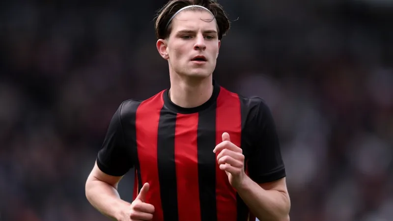 Bournemouth bietet Scott neuen Vertrag mit Ausstiegsklausel an Alex Scott im Trikot des AFC Bournemouth während eines Premier-League-Spiels im Vitality Stadium — latest news and analysis.