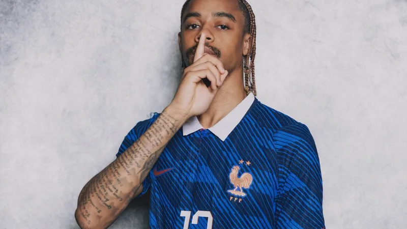 Bradley Barcola im PSG-Trikot beim Dribbling gegen einen Gegenspieler im ausverkauften Parc des Princes Stadion in Paris