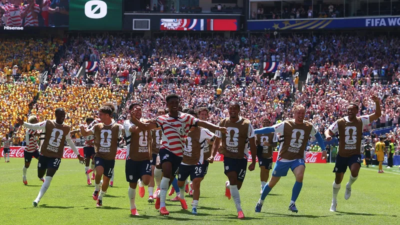 WM 2026: USA im Achtelfinale, Brasilien, Marokko, Paraguay siegen Fußballspieler der USA jubeln nach einem Tor im Seattle Stadium, im Hintergrund die australischen Spieler enttäuscht. — latest news and analysis.