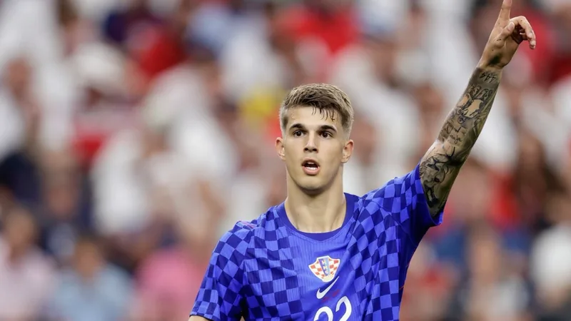 Brighton erhöht Angebot für Luka Vušković: 45 Mio. Pfund — Football Luka Vušković im Trikot von Tottenham Hotspur bei einem Spiel im Stadion, mit konzentriertem Blick und in Abwehrhaltung.