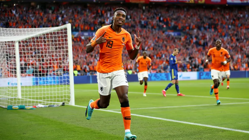 Brian Brobbey im niederländischen Trikot jubelt nach einem Tor im WM-Qualifikationsspiel gegen Schweden im Stadion — latest news and analysis.