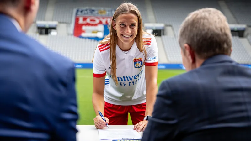 Caroline Weir wechselt zu Champions-League-Finalist Lyon — Football Caroline Weir im Trikot von Real Madrid beim Jubeln nach einem Tor, im Hintergrund Stadionatmosphäre. — latest news and analysis.