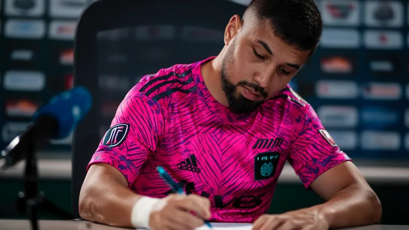 Casemiro im Trikot von Inter Miami neben Lionel Messi auf dem Spielfeld, im Hintergrund das Stadion in Fort Lauderdale. — latest news and analysis.