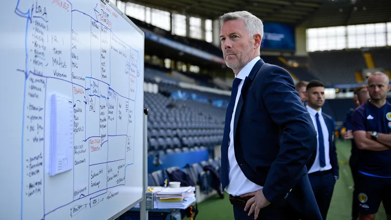 Clarke vor Schlüsselentscheidungen: Schottlands Aufstellung gegen Steve Clarke, schottischer Nationaltrainer, steht nachdenklich am Spielfeldrand im Boston Stadium, die schottische Mannschaft im Hintergrund beim