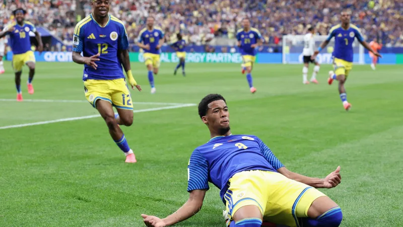 Neue Schule in Comenencia: Ein Traum wird wahr — Football World Cup Moderne Schule in Comenencia mit Solaranlage, umgeben von grüner Landschaft, Kinder spielen auf dem Schulhof — latest news and analysis.