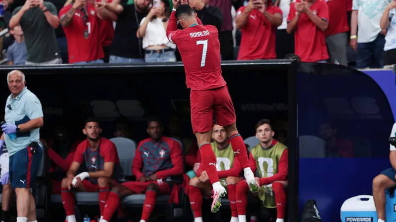 Cristiano Ronaldo: „Sie sagten, ich solle in Rente gehen … aber ich Cristiano Ronaldo im Trikot von Al-Nassr, der den Ball kontrolliert, mit entschlossenem Blick auf dem Spielfeld in einem vollen Stadion.