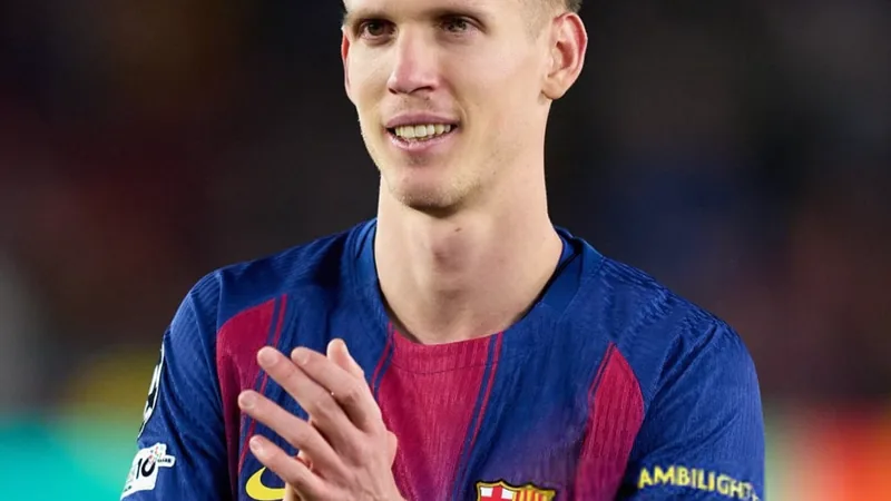 Dani Olmo im spanischen Nationaltrikot lächelt in die Kamera, im Hintergrund ein Fußballfeld mit Stadionkulisse. — latest news and analysis.