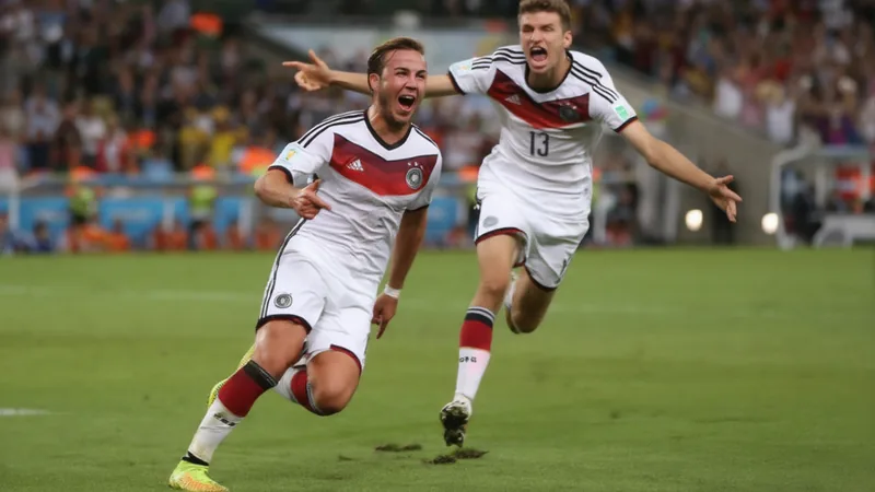 Deutsche Nationalspieler jubeln nach einem Tor im WM-Spiel, mit Fans im Hintergrund und deutscher Flagge. — latest news and analysis.