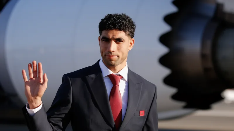 Die 20 wertvollsten arabischen Spieler der WM 2026 — Football World Mohamed Salah im Trikot des FC Liverpool, der den Ball kontrolliert, im Hintergrund ein Stadion mit arabischen Flaggen. — latest news and analysis.