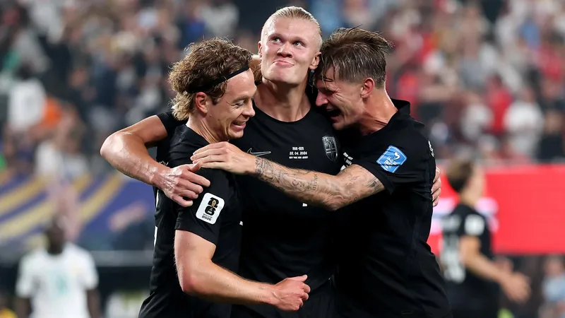 Zwei Frauenfußballmannschaften in den Trikots der Elfenbeinküste und Norwegens laufen im Stadion ein, im Hintergrund die WM-Flaggen.
