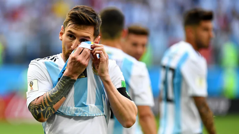 Emotionaler Messi erklärt Tränen nach Tor für Argentinien — Football Lionel Messi im argentinischen Trikot wischt sich nach einem Tor die Tränen aus dem Gesicht, umringt von jubelnden Teamkollegen im Kansas City