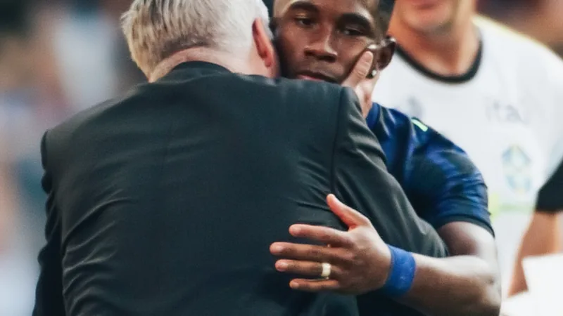 Endrick schwärmt von Ancelotti: „Ein großartiger Trainer“ — Football Endrick im weißen Real-Madrid-Trikot lächelt neben Trainer Carlo Ancelotti auf dem Trainingsplatz im Sonnenlicht — latest news and analysis.