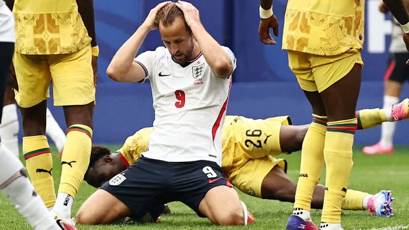 Englands zweites Unentschieden: Der Aufschwung hält nicht an Englische Nationalspieler mit hängenden Köpfen nach dem Abpfiff des WM-Spiels gegen Ghana im Stadion, Trainer Thomas Tuchel versucht zu trösten