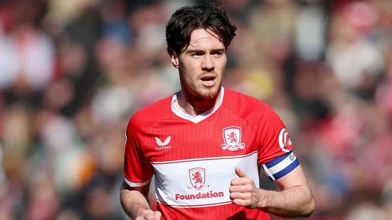 Everton in Gesprächen mit Middlesbrough über Hayden Hackney Hayden Hackney im Trikot von Middlesbrough auf dem Spielfeld, im Hintergrund die Tribüne des Riverside Stadiums — latest news and analysis.