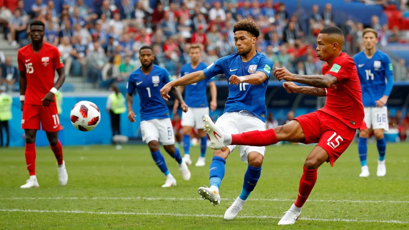 Fußballspieler in Aktion auf einem grünen Rasen, mit Taktiktafel im Hintergrund, die Formationen wie 4-4-2 zeigt — latest news and analysis.