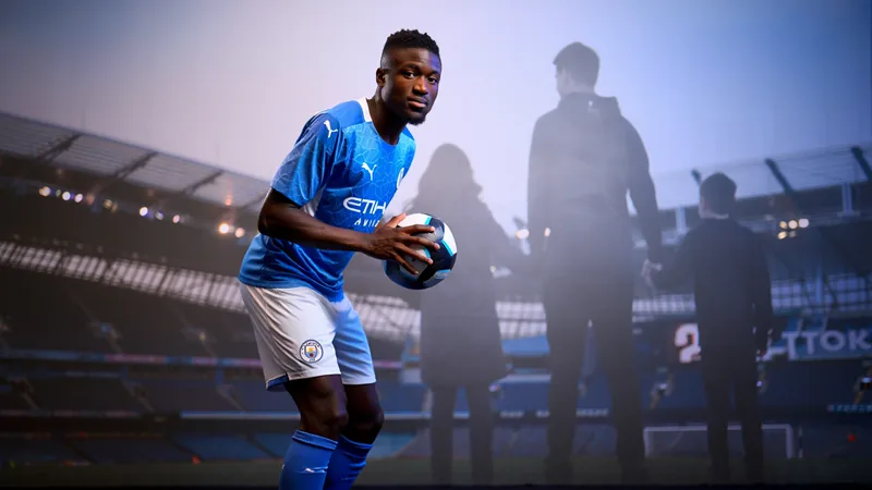 Jeremy Doku im Trikot von Manchester City auf dem Spielfeld, im Hintergrund jubelnde Fans im Stadion. — latest news and analysis.