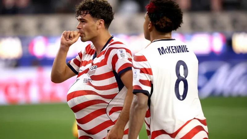 Gio Reyna feiert mit Baby-Jubel wie Bebeto — Football World Cup News Gio Reyna im US-Trikot jubelt mit einem Ball unter dem Trikot und lutscht am Daumen, inspiriert von Bebetos Baby-Jubel bei der WM 1994.