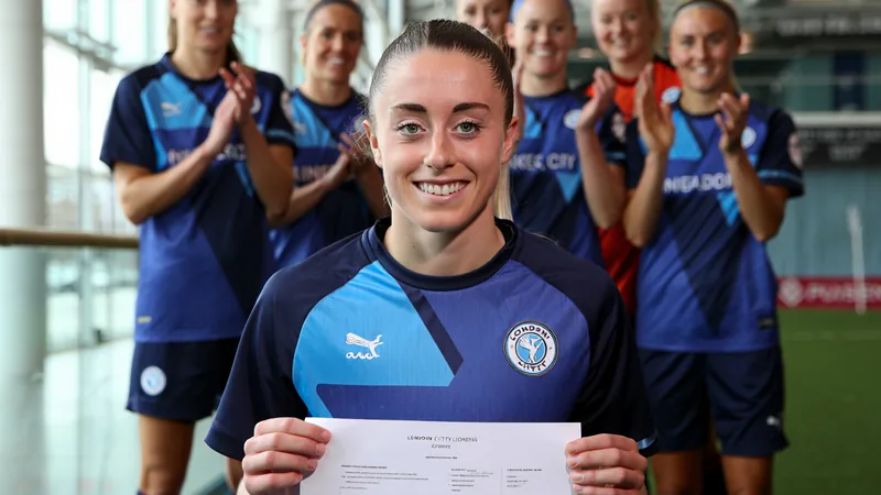 Freya Godfrey im Trikot der London City Lionesses jubelt nach einem Tor im Stadion vor jubelnden Fans. — latest news and analysis.