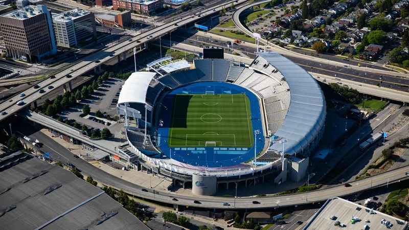 Verkehrsstau auf einer mehrspurigen Autobahn in einer US-amerikanischen Großstadt mit Stadion im Hintergrund — latest news and analysis.