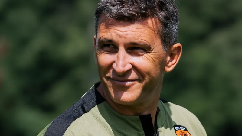 Hull City und Sergej Jakirović verhandeln über neuen Vertrag Sergej Jakirović, Trainer von Hull City, steht am Spielfeldrand und beobachtet das Spiel seiner Mannschaft im Stadion. — latest news and analysis.
