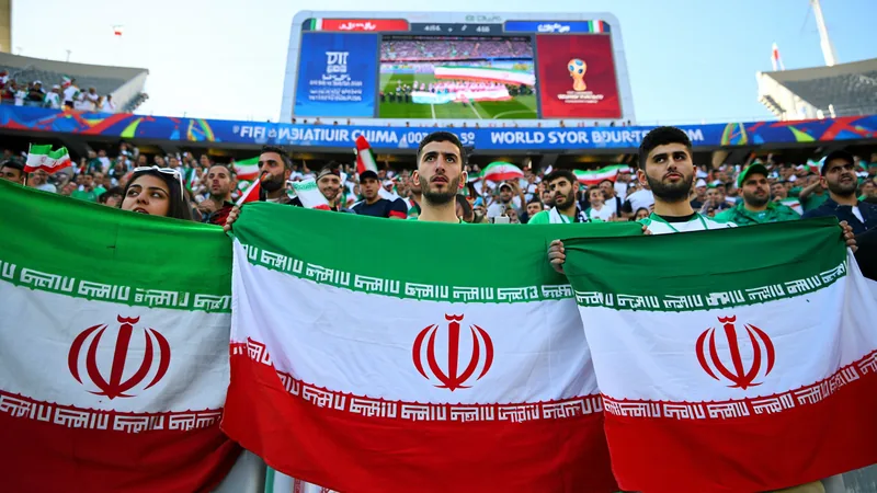 Iranische WM-Tickets annulliert — Football World Cup News Iranische Fußballfans mit iranischen Flaggen vor einem WM-Stadion in Katar, enttäuscht über annullierte Tickets — latest news and analysis.